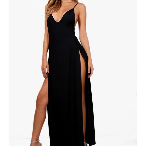 Dresses & Skirts - Elegant Black Plunge-Neck Dress